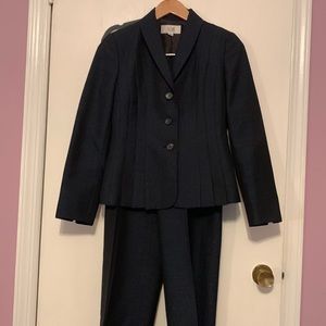 Le suit petite pant suit 100% polyester and light weight